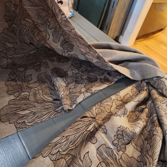 La Fiorentina Women's Beige Floral Print Cashmere Wrap One Size Fits Most - Picture 9 of 9